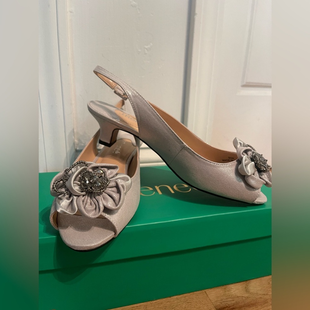 NWT J. Renee Kitten Slingback Heels